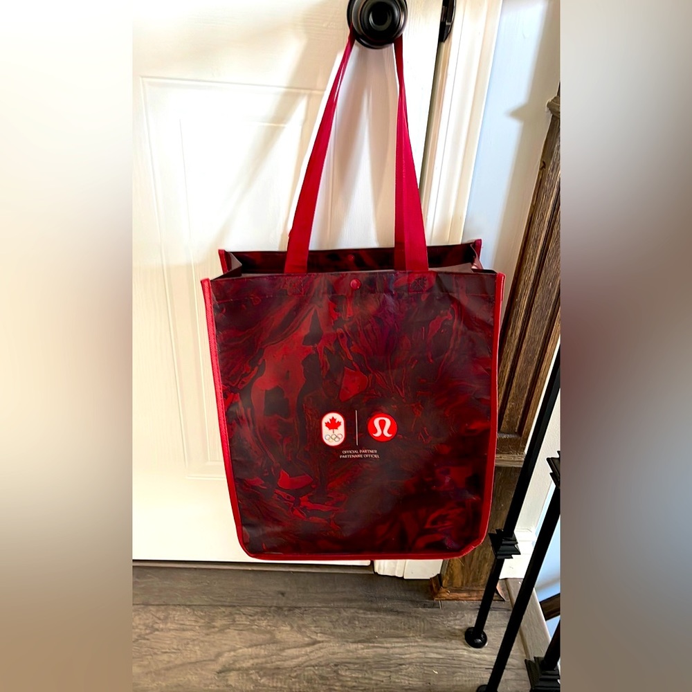Large Lululemon bag free with Lululemon Purchase